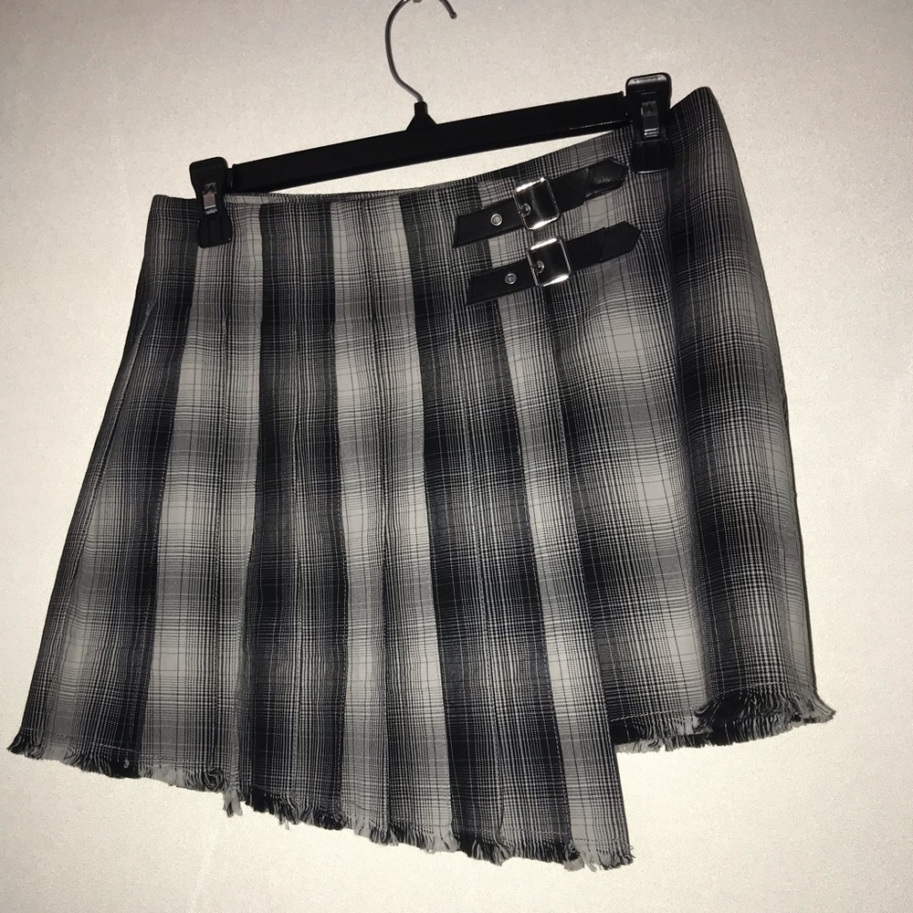 Asymmetrical plaid buckle skirt